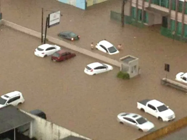 Chuva alagou várias ruas em Guarapuava. Foto: Renata Takumoto