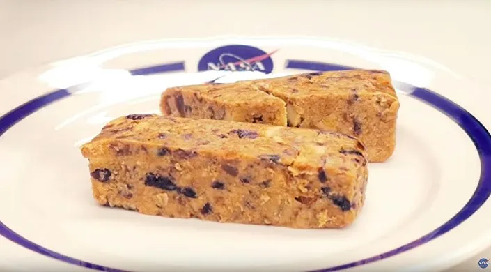 Screenshot do vídeo da NASA - nova barra de alimento para astronautas - Imagem: NASA