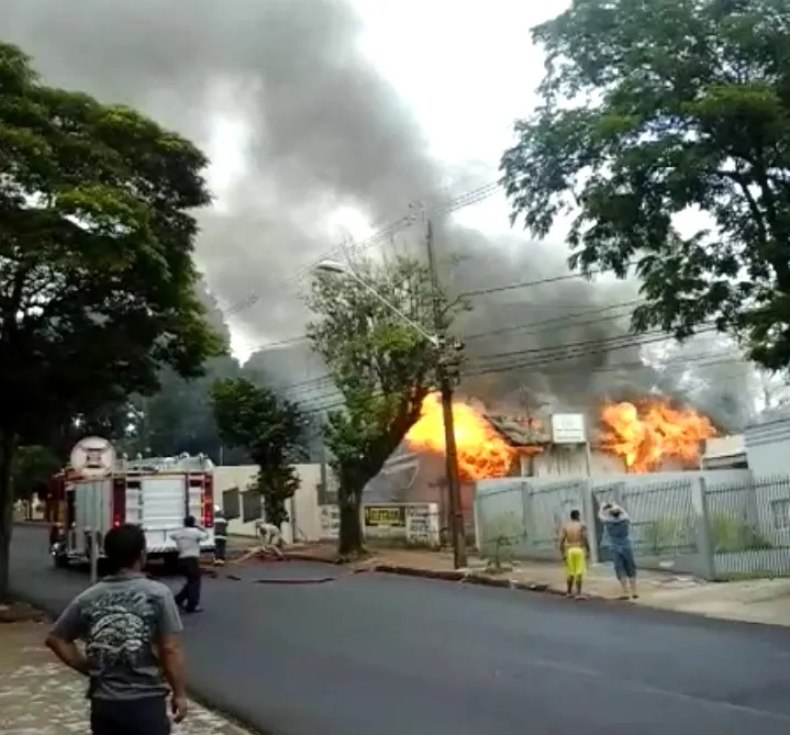 Altas labaredas em incêndio neste domingo (27) no centro de Apucarana - Foto: agente Pablo, da Guarda Municipal 
