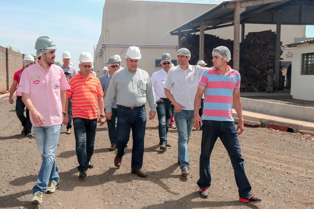 Prefeito conheceu as instalações da nova fábrica de ração de Apucarana. Foto: Assessoria
