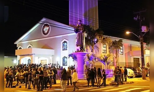 Mulher tem celular furtado dentro de igreja em Arapongas