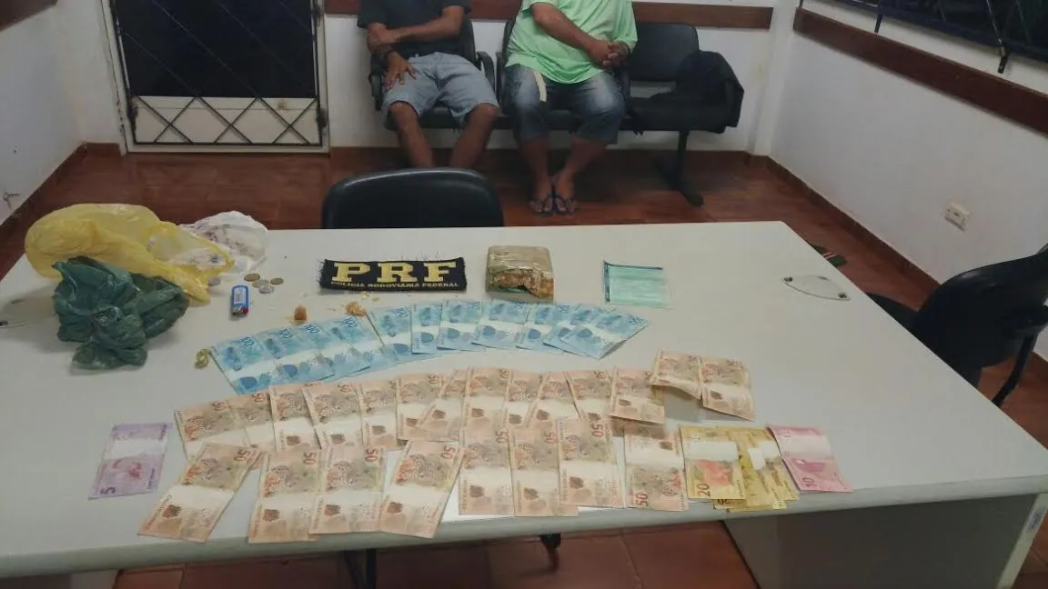 Dinheiro e crack foram apreendidos pela PRF com dois homens - Foto: Divulgação/PRF