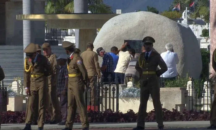 Funcionários fecham túmulo onde foram enterradas as cinzas de Fidel. 