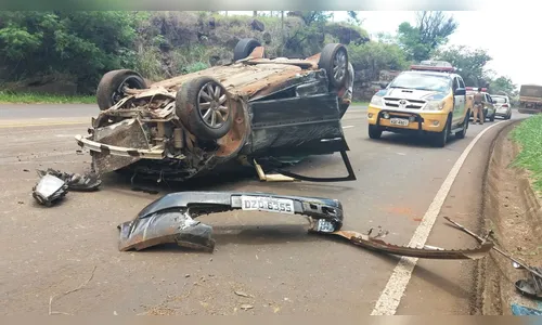 Carro carregado com grande quantidade de maconha capota em Londrina