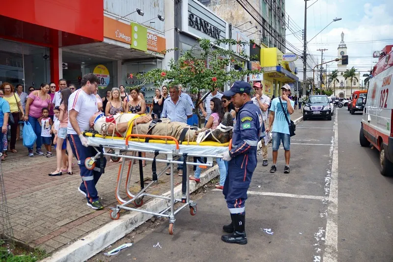 Vitima socorrida pelo Samu e encaminhada ao hospital. Foto: Sérgio Rodrigo