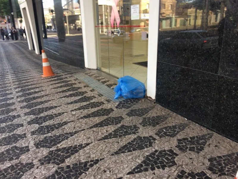 Caixa envolta com um saco plástico azul chamou atenção de comerciantes e porteiros de prédios ao redor. Foto: Banda B