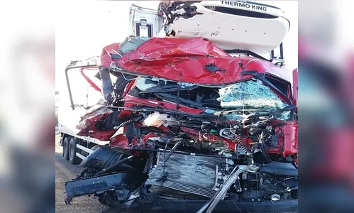 Acidente entre caminhões deixa duas pessoas feridas