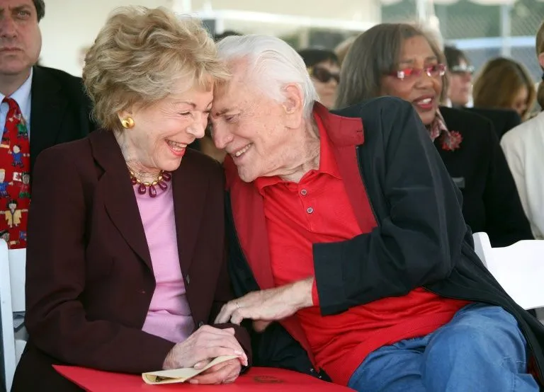 Kirk Douglas completa 100 anos na sexta-feira (9); na foto, ele e a esposa, com quem está casado a 63 anos - Foto: France Press