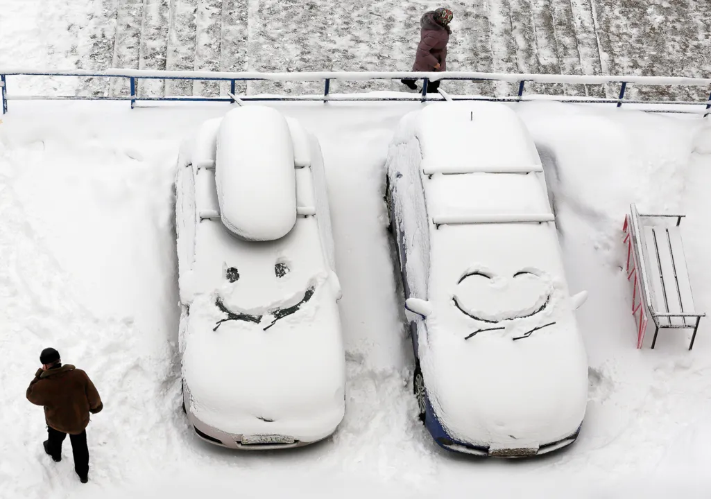 Caretas feitas em carros cobertos de neve na Rússia: brincadeira após nevasca - Foto: Reprodução/Instagram