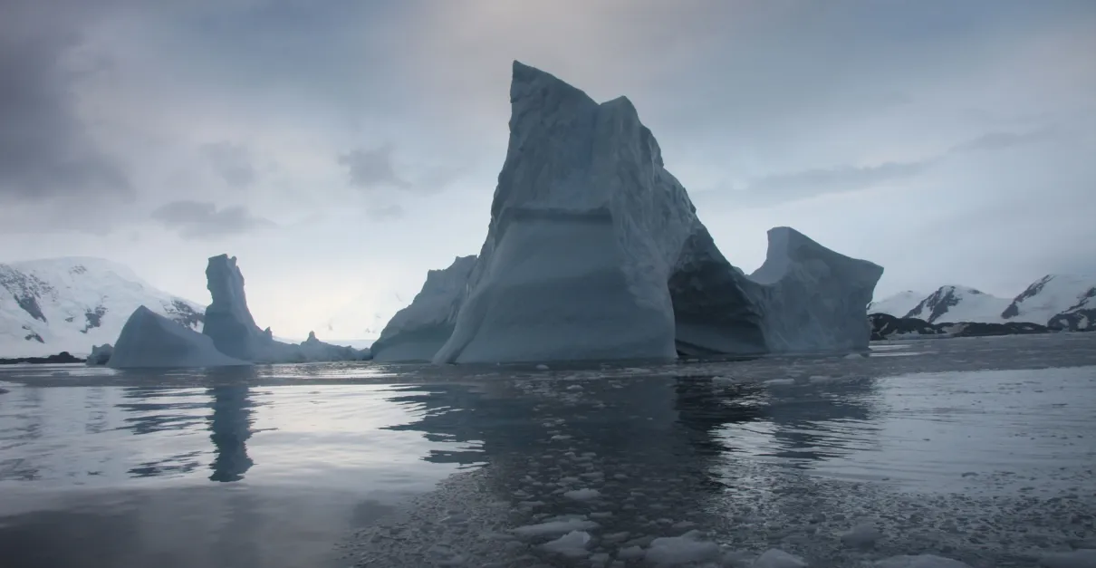 A plataforma de gelo Larsen B da Antártida provavelmente se despedaçará em centenas de icebergs antes do final da década, de acordo com um novo estudo da NASA - Foto: NSIDC / Ted Scambos/NASA