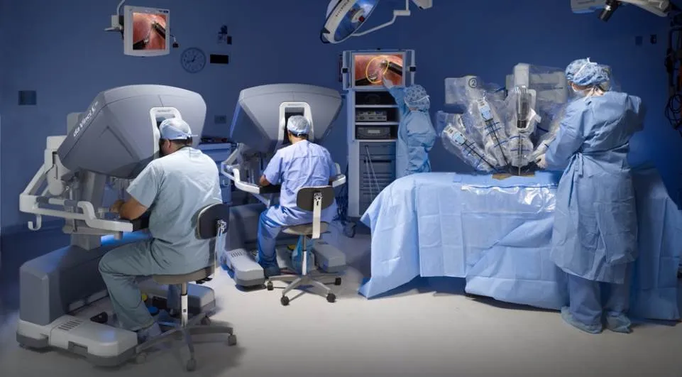 Robô cirurgião vai permitir a realização de cirurgias complexas por meio de procedimentos minimamente invasivos - Foto: Divulgação / AENPr