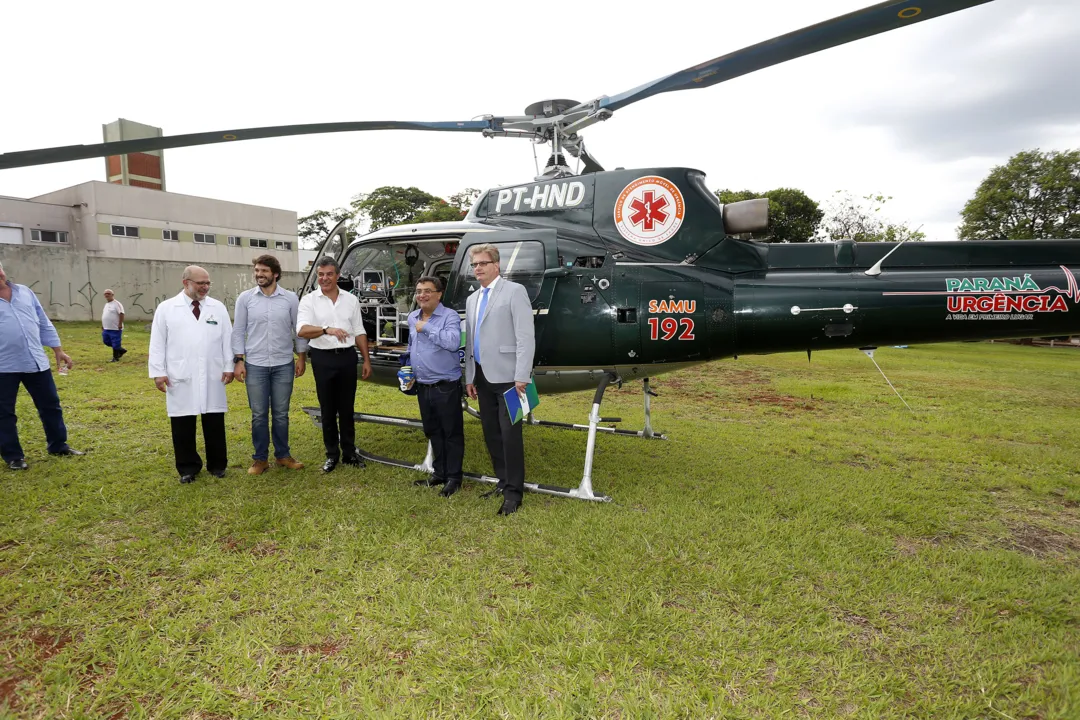 O governador Beto Richa entregou na quinta-feira (8), em Londrina, o novo helicóptero do Serviço de Transporte Aeromédico do Paraná. Foto: Assessoria