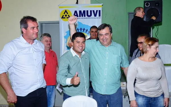 Prefeito Beto Preto, de Apucarana, eleito presidente da Amuvi, e Fábio Hidek, após divulgação do resultado  (Foto: Delair Garcia)