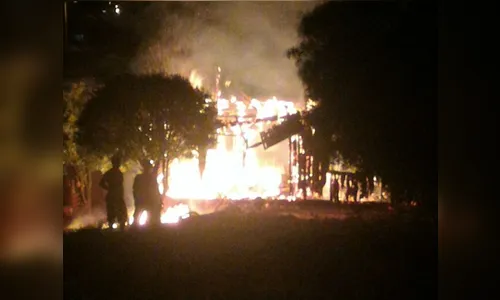 Casa é consumida pelo fogo durante incêndio em Mauá da Serra 