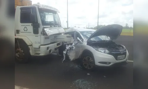 Acidente entre carro e caminhão deixa duas pessoas feridas em Arapongas