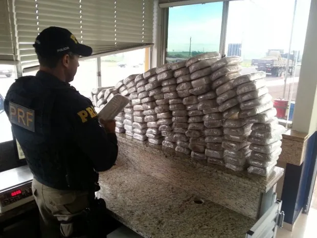 Foram apreendidos 150 tabletes de crack. Foto: PRF/ Divulgação)