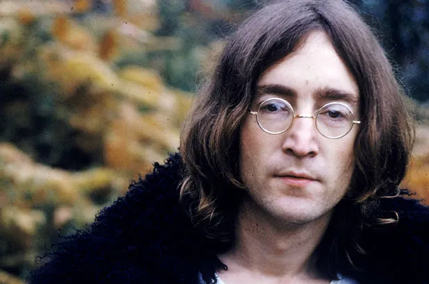 ​O cantor e compositor John Lennon acreditava ter mantido contatos com aleinígenas - Foto: Billboard