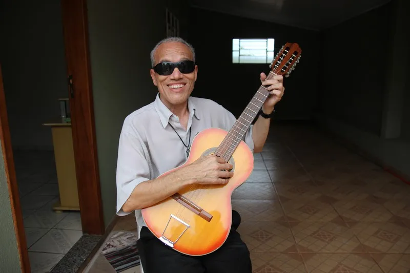 Francisco Augusto de Paulo, de 59 anos, é deficiente visual desde os oito: música ajuda a superar limitação - Foto: José Luiz Mendes