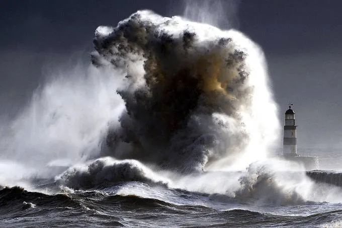 Onda com dezenove metros foi registrada no dia 4 de fevereiro de 2013, no Oceano Atlântico Norte - Foto: Owen Humphreys/Associated Press (AP)/veja.com