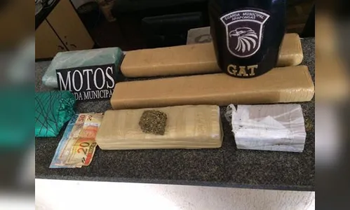 Rapaz monitorado por tornozeleira eletrônica é pego com mais de 5 kg de cocaína e maconha