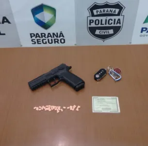 A droga e a arma de fogo foram encontradas dentro do veículo do suspeito, um Fiat Siena preto. Foto: Polícia Civil