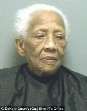 Doris Payne, de 86 anos, foi presa por furtar colar em um shopping da Georgia - Foto: Daily Mail/Reprodução