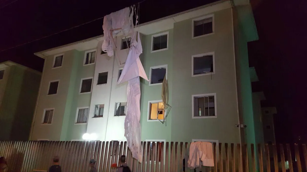 Pedaços de cortinas foram lançadas para fora no momento da explosão.  (Foto: Reprodução - João Carlos Frigério/Plantão190)