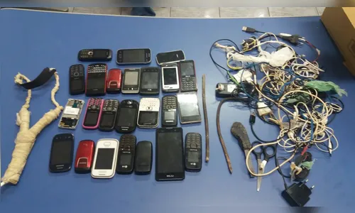Polícia apreende 25 celulares em operação bate-grade 
