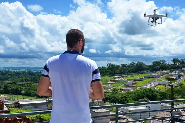 O uso do drone tem sido visto pelos moradores do Jardim Imperial como positivo - Foto: Sérgio Rodrigo