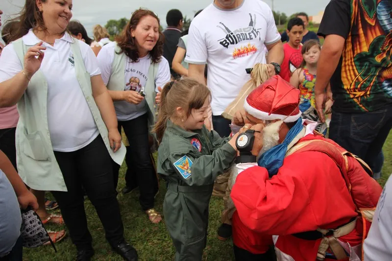 Alunos da Apae ficaram surpresos com a chegada inusitada do Papai Noel. Foto: José Luiz Mendes