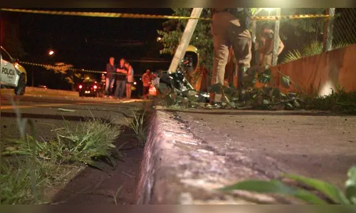 Mulher morre na hora ao chocar moto contra poste em Londrina