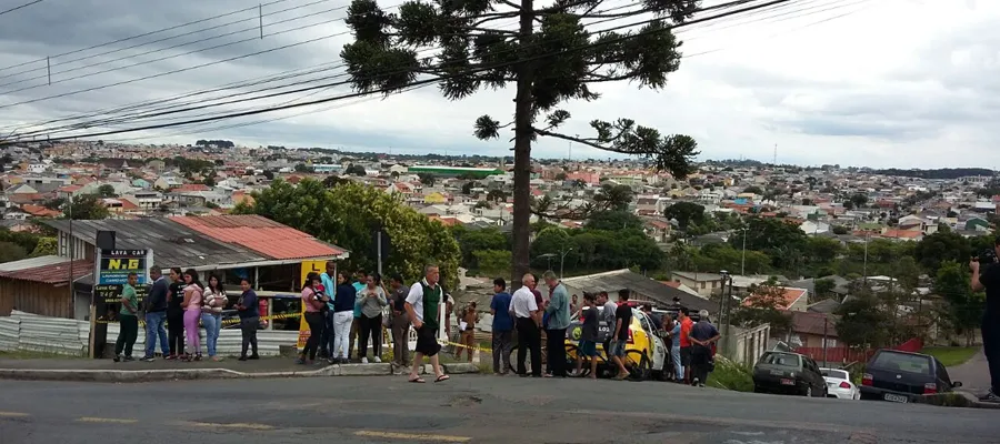 Populares se concentraram próximo ao local do homicídio para acompanhar o trabalho da polícia - Foto: Daniela Sevieri – Banda B)