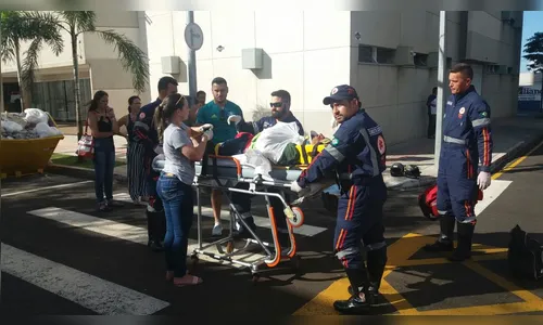 Acidente entre carro e moto deixa mulher gravemente ferida