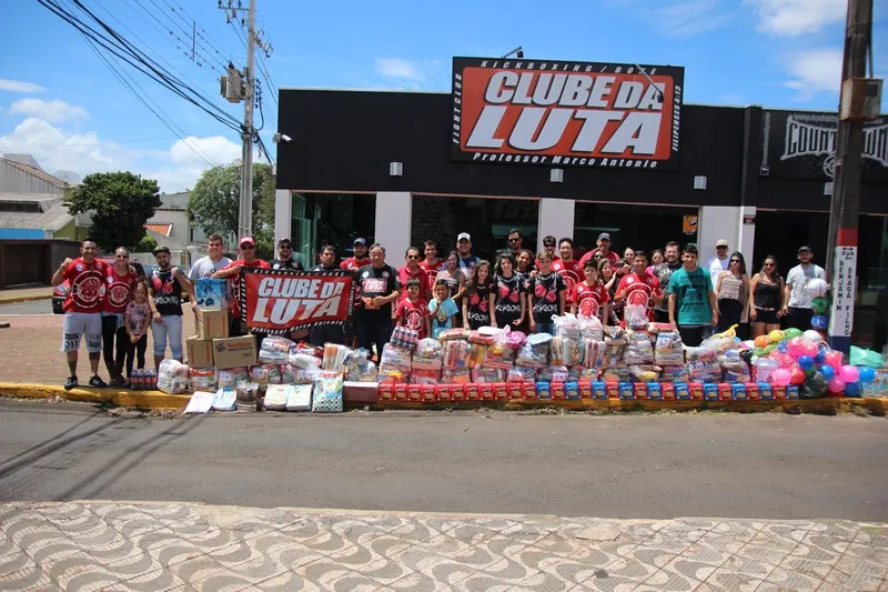Voluntários e donativos arrecadados em frente à academia, antes da distribuição - Foto: José Luiz Mendes