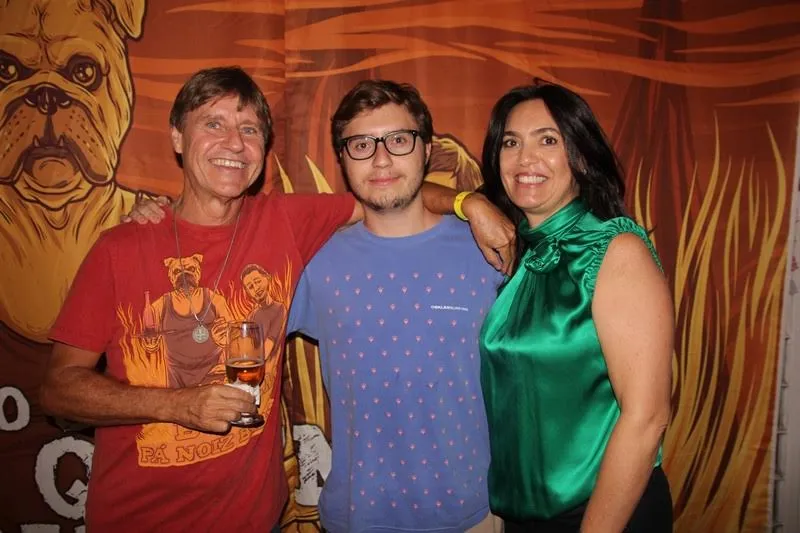 João Gabriel com seus pais, João Kowalski e Tânia Kowalski, na festa de lançamento. (Foto - José Luiz Mendes)