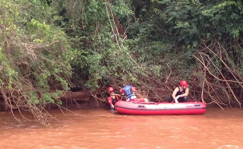  O corpo da vítima foi encontrado no Rio Vermelho, entre os municípios de Alvorada do Sul e Florestópolis, pela Defesa Civil e o Corpo de Bombeiros. Foto: Assessoria