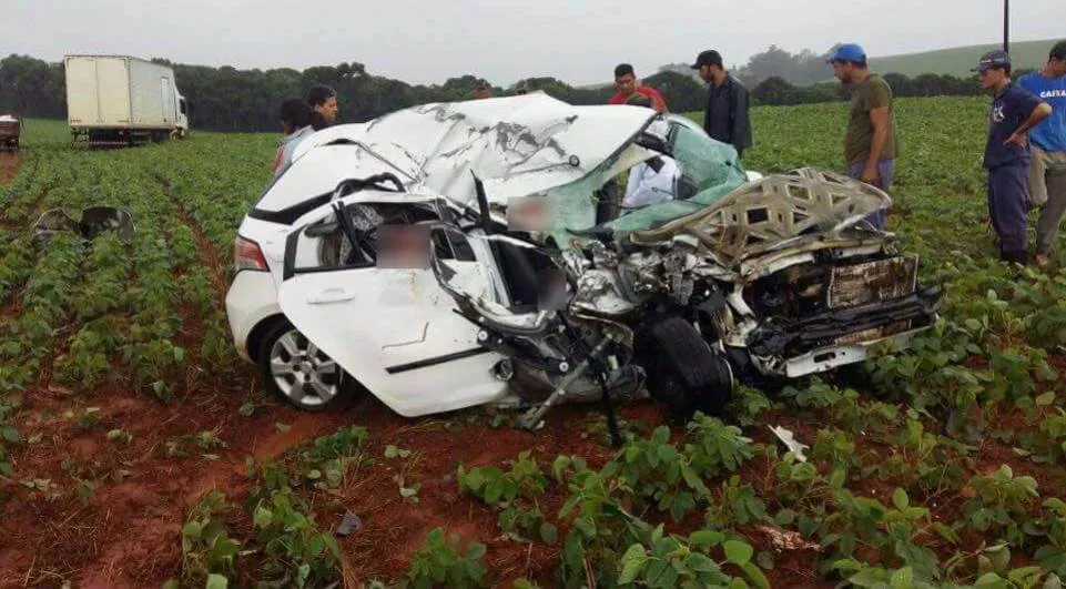 Carro ocupado pelas vítimas bateu de frente com caminhão - Foto: Anderson Morais / Rádio Araucária