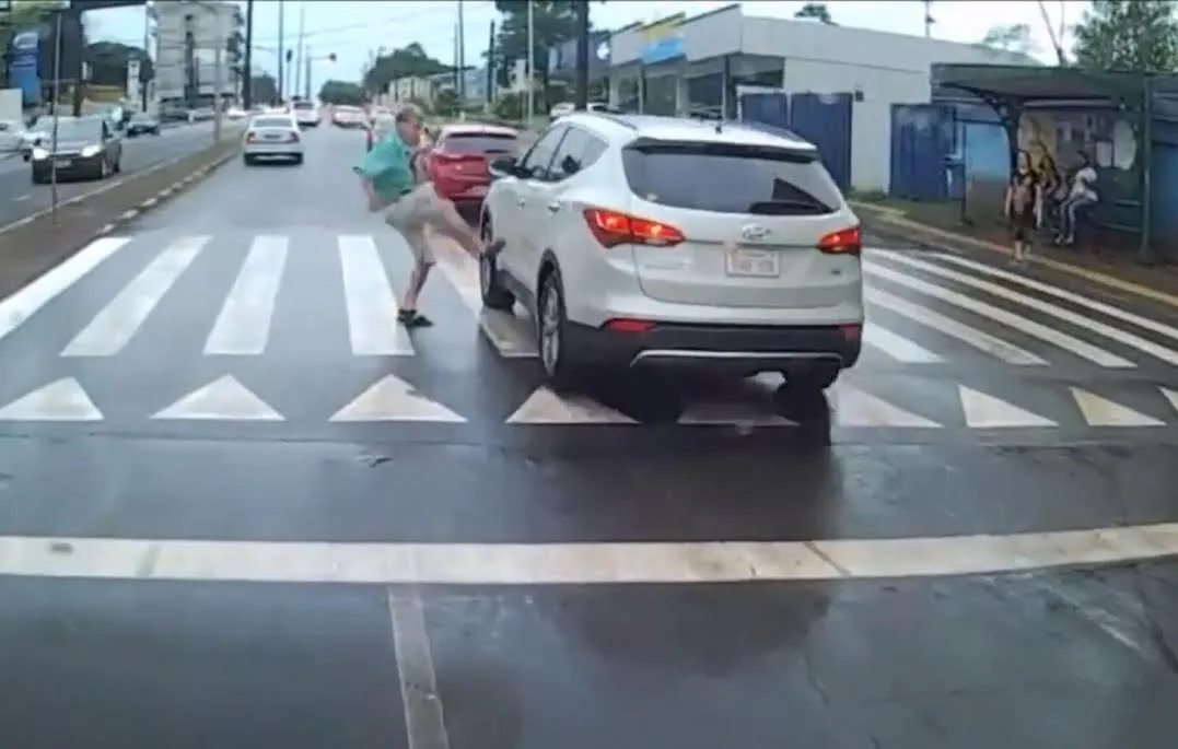 Pedestre que já estava na faixa chutou a lataria do automóvel que não parou - Foto: Reprodução/YouTube