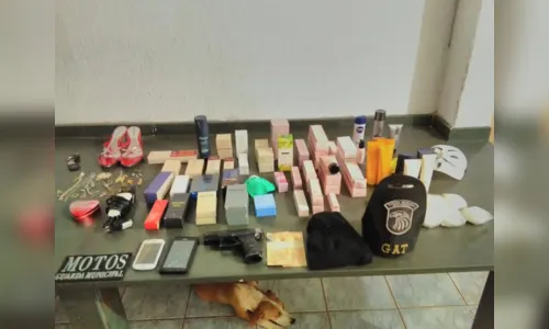 
							Mulher é amarrada e amordaçada durante roubo; bandidos foram presos nesta madrugada
						
						