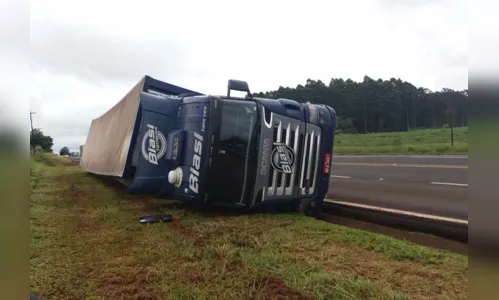 Carreta tomba na PR-444 em Arapongas