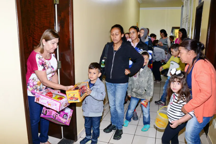  Entrega de presentes atraiu milheres de Crianças à Rádio Nova AM - Foto: José Luiz Mendes 
