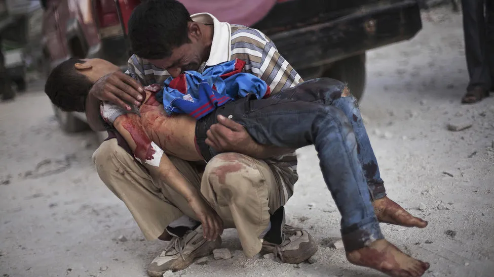Pai chora a morte do filho ainda criança na Síria: conflito impõe sofrimento à população - Foto: AP/Imagem ilustrativa
