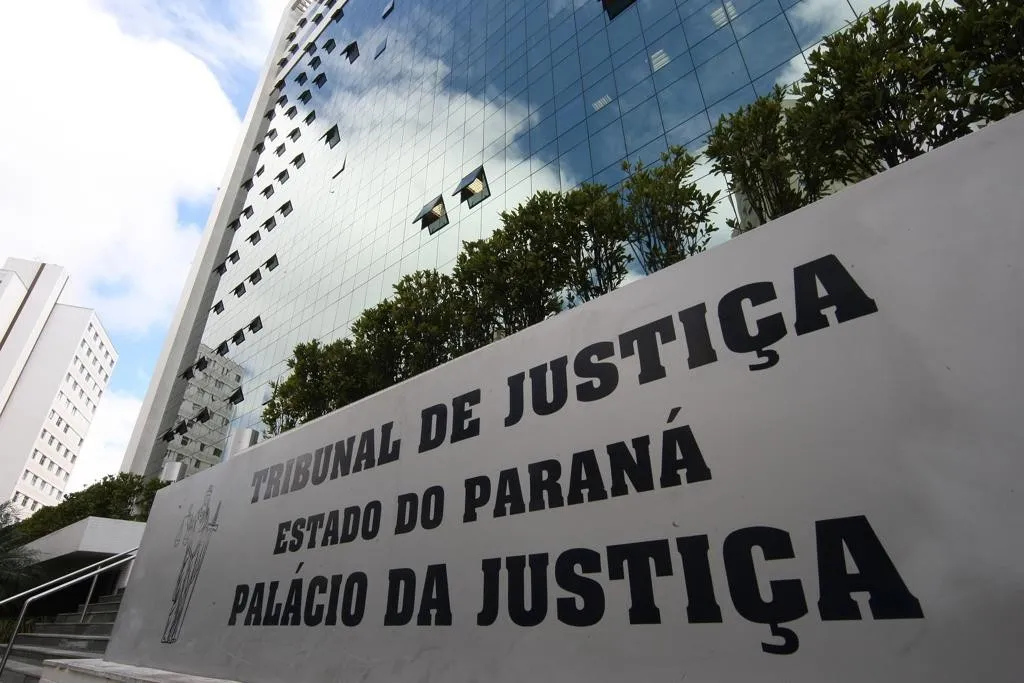 O Tribunal de Justiça (TJ) do Paraná concedeu liminar em ação de mandado de segurança e reintegrou a servidora do IML - Foto: Ivonaldo Alexandre/Gazeta do Povo