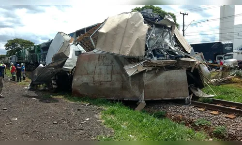 Trem arrasta caminhão por cerca de 500 metros em Arapongas