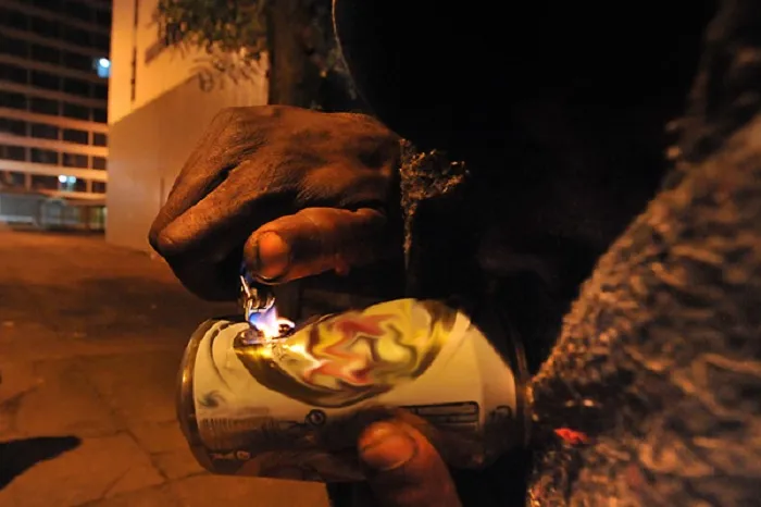 Usuários de crack usam latas de cerveja ou refrigerantes improvisadas para consumir o tóxico: droga tem efeito devastador - Foto: Jangadeiroonline/imagem ilustrativa