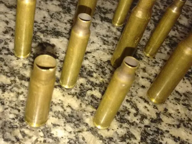 No local do assassinato, conforme peritos do foram encontradas cerca de 40 cápsulas de fuzil 556 - Foto: Divulgação/Polícia Militar
