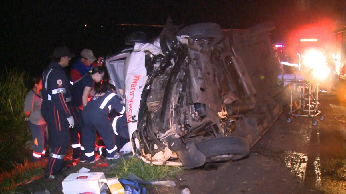 Veículos envolvidos no acidente capotaram após a colisão. Foto - Reprodução/Rede Massa