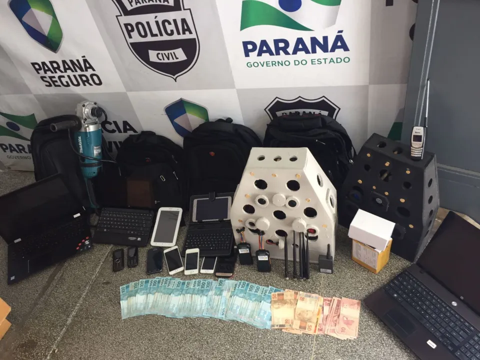 Equipe policial encontrou diversos equipamentos eletrônicos como peças de bloqueadores e mais R$ 7 mil em dinheiro. Foto: Divulgação/ Polícia