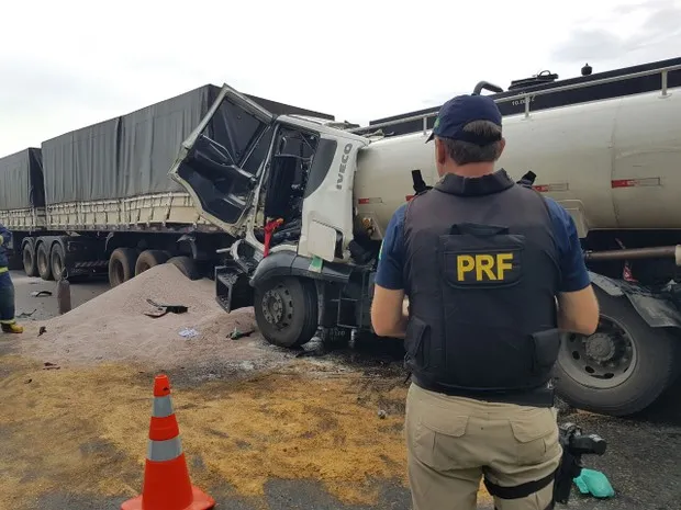 Caminhão da vítima fatal levava uma carga de material inflamável. Foto:  Divulgação/PRF