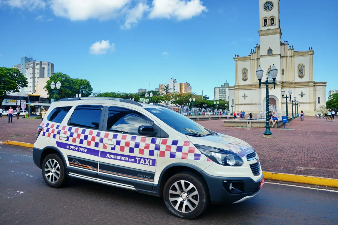 Carro roubado está com plotagem padrão dos táxis de Apucarana - Foto: Sérgio Rodrigo/Imagem ilustrativa